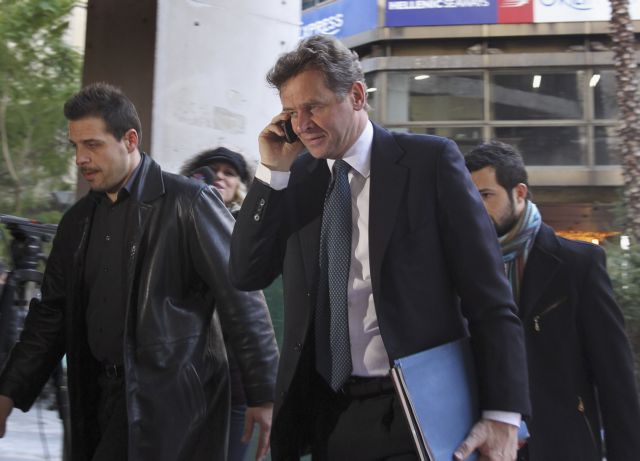 Έντονες αντιδράσεις στην επιμονή της τρόικας για μείωση μισθών στον ιδιωτικό τομέα